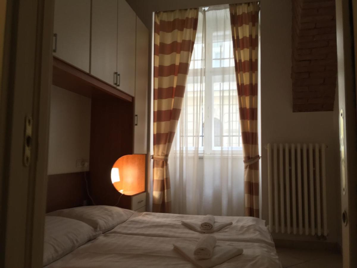 براغ Residence La Familia المظهر الخارجي الصورة